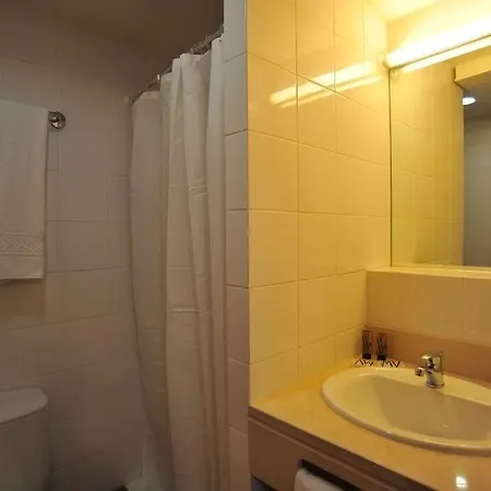 Basic By Axis Готель Брага