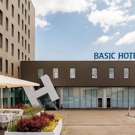 Готель Basic By Axis 2*